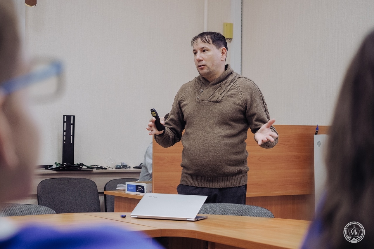 Преподаватель кафедры Сафиуллин Нияз Азатович провел экскурсию по Институту экономики для школьников Курганской области.