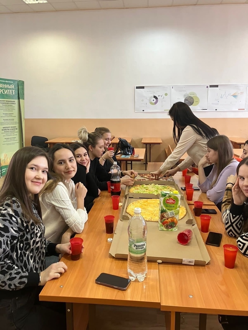 Преподаватель кафедры Сафиуллин Нияз Азатович и студенты группы Б391-04 провели праздничный обед.