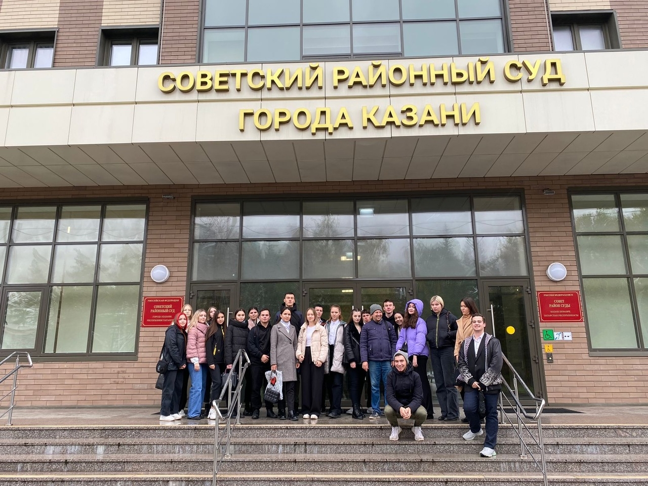 Сегодня студенты разных курсов по направлению "Государственное и муниципальное управление" посетили Советский районный суд города Казани.